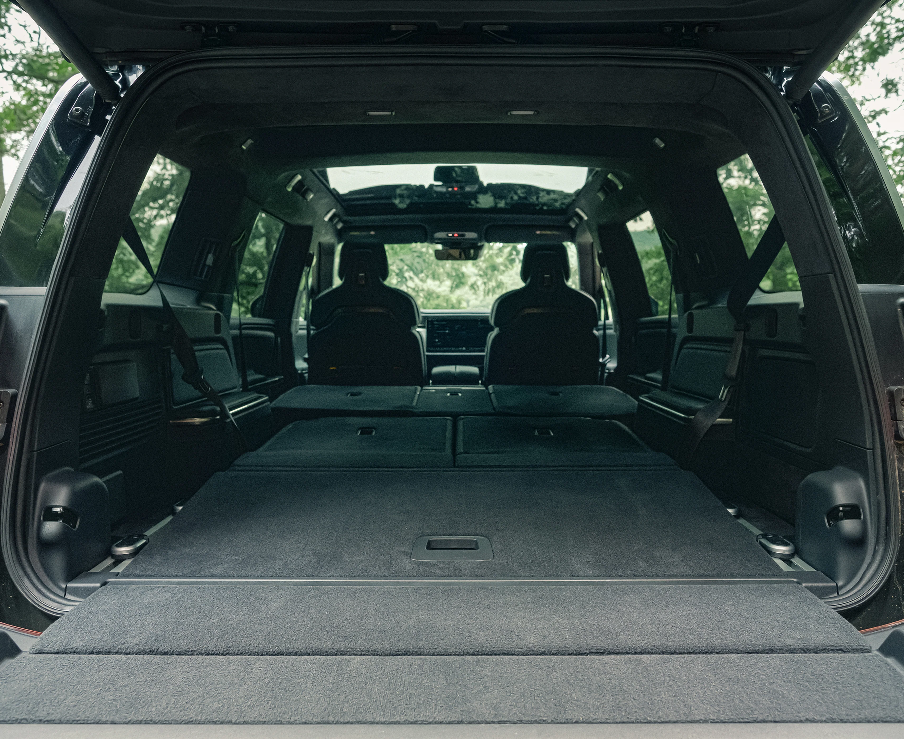 R1S Cargo Area Load Floor - Image 2