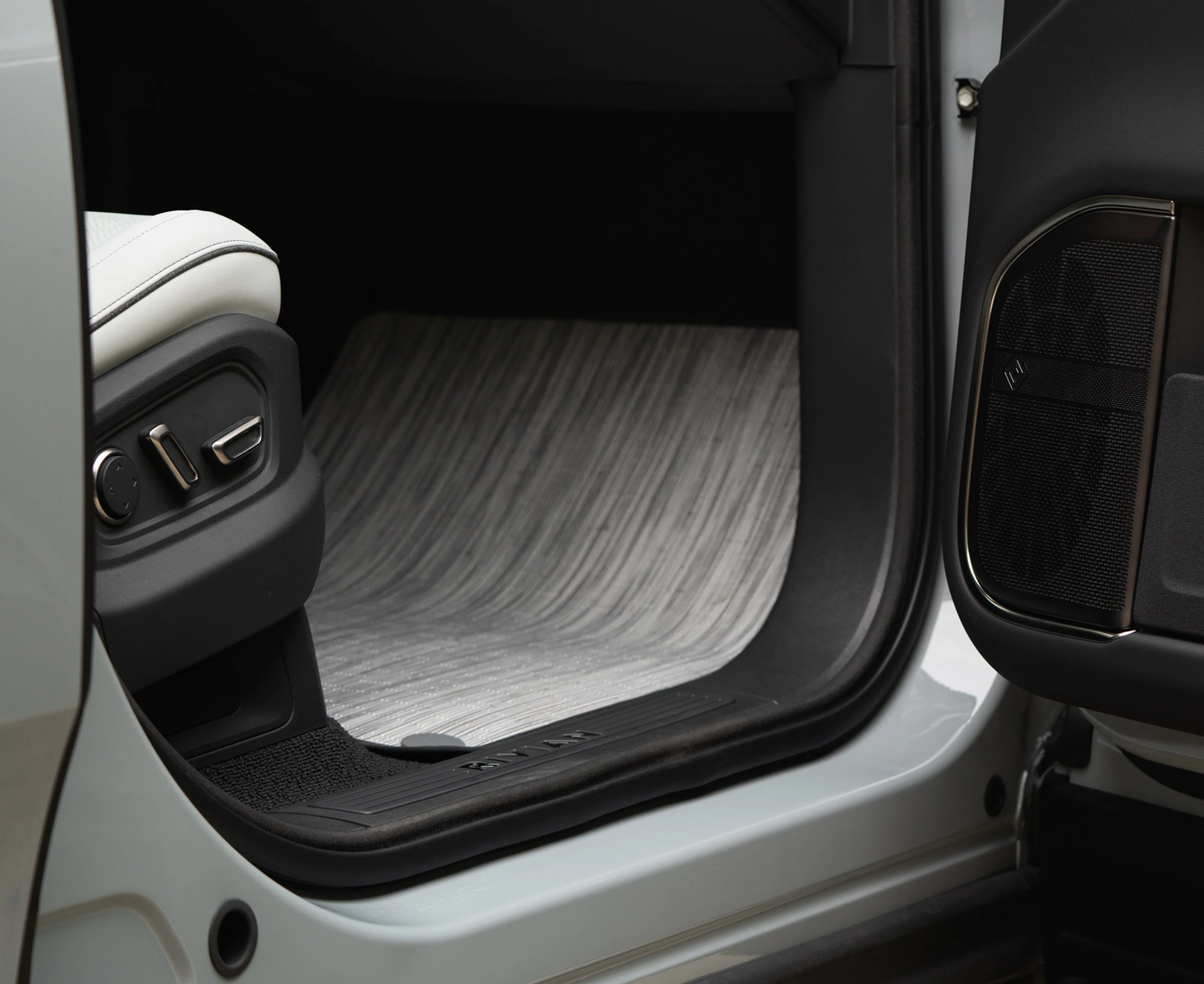 R1S Gen 2 Chilewich Mats - Image 4