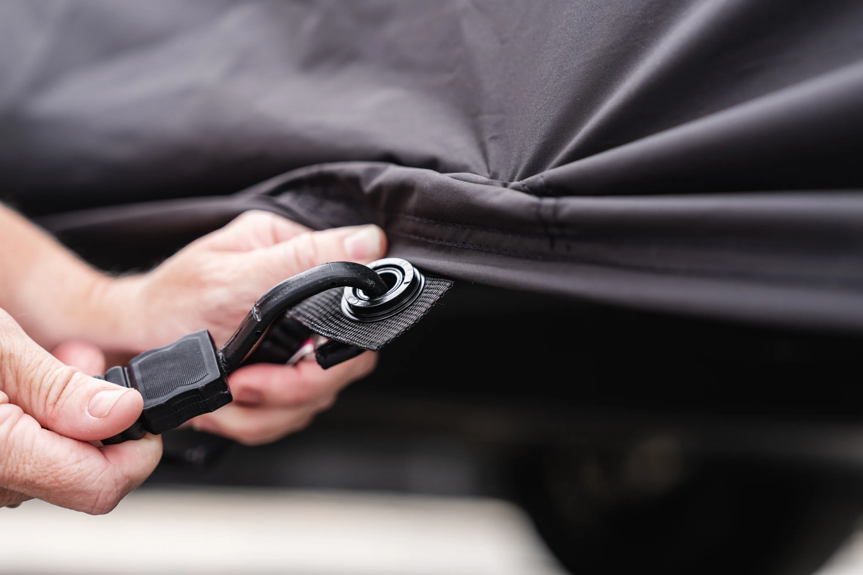 R1S Outdoor Car Cover - Image 7